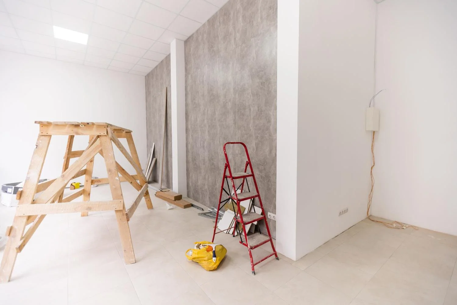 Heller Innenraum während einer Renovation