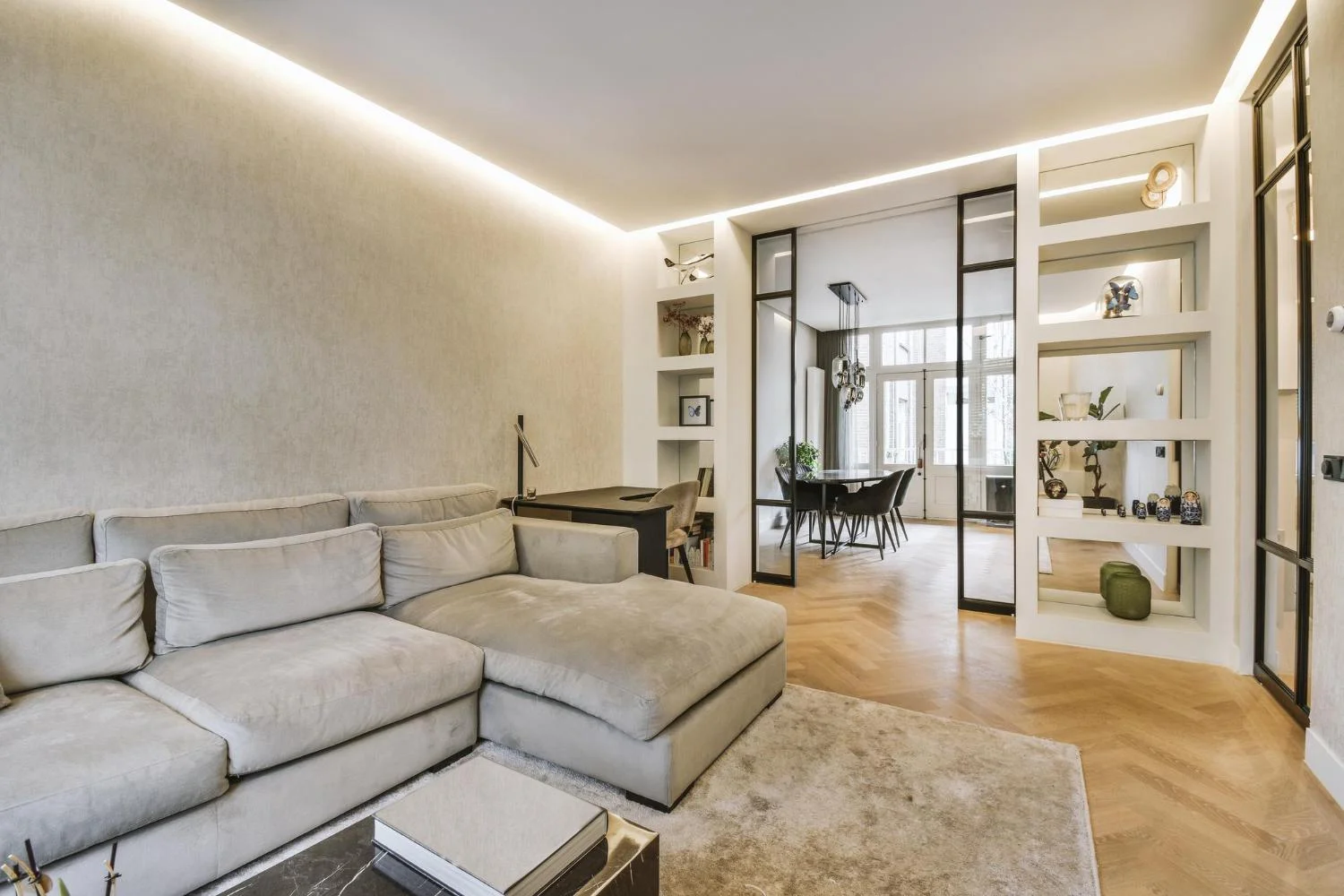 Modern renoviertes helles Wohnzimmer